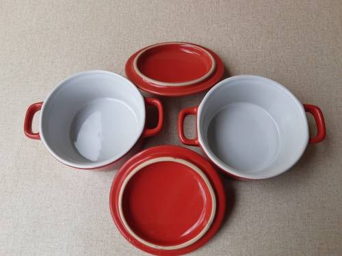 LES GOURMANDS: SET OF TWO CERAMIC COCOTTES, BOXED AND IN UNUSED CONDITION