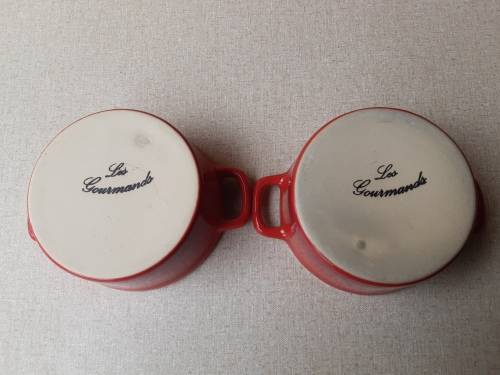 LES GOURMANDS: SET OF TWO CERAMIC COCOTTES, BOXED AND IN UNUSED CONDITION