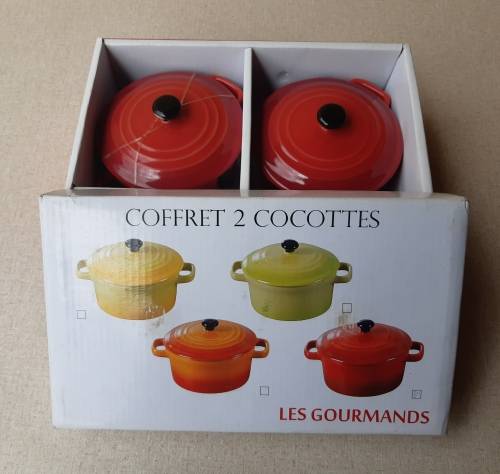 LES GOURMANDS: SET OF TWO CERAMIC COCOTTES, BOXED AND IN UNUSED CONDITION