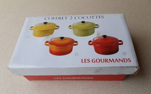 LES GOURMANDS: SET OF TWO CERAMIC COCOTTES, BOXED AND IN UNUSED CONDITION