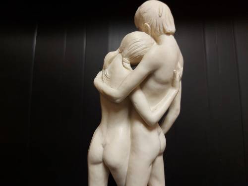 STUNNING A SANTINI FIGURINE OF TWO NUDES, MARKED ON THE PLINTH AND STANDING 32 CM TALL