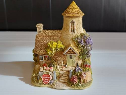 BEAUTIFUL LILLIPUT LANE HOUSE - GOLD TOP