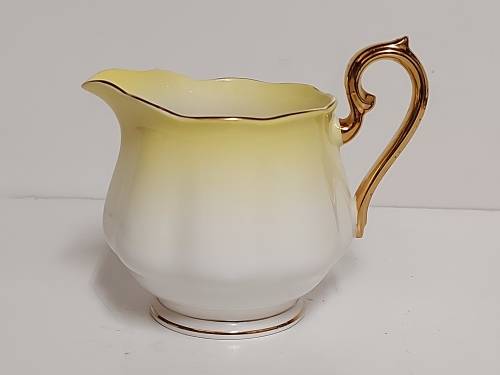 AWESOME VINTAGE 1950-1970 ROYAL ALBERT RAINBOW BONE CHINA CREAMER IN MINT CONDITION