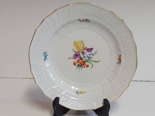 AWESOME RARE VINTAGE MEISSEN SOUP PLATE WITH A FLORAL DECORATION