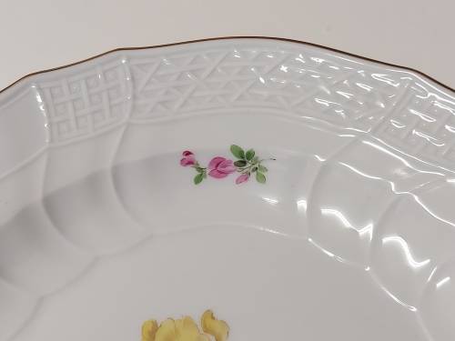 AWESOME RARE VINTAGE MEISSEN SOUP PLATE WITH A FLORAL DECORATION