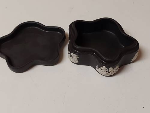 HIGHLY SOUGHT AFTER WEDGWOOD BLACK JASPERWARE LIDDED TRINKET BOX WITH INTRICATELY CARVED IMAGES