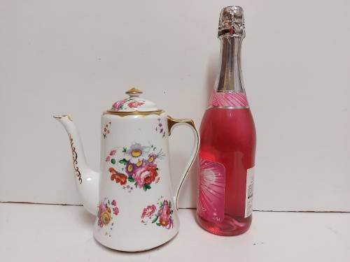 GORGEOUS AND ELEGANT VINTAGE 1940`s ROYAL ALBERT BONE CHINA LADY ANGELA COFFEE POT