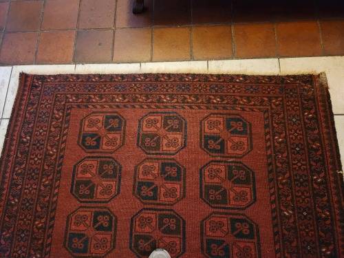 VINTAGE PURE WOOL HAND WOVEN MEDIUM-SIZED PERSIAN CARPET, MEASURING 1.95 X 1.34 METRE