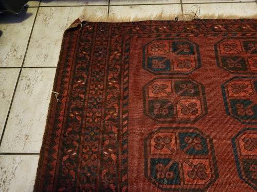 VINTAGE PURE WOOL HAND WOVEN MEDIUM-SIZED PERSIAN CARPET, MEASURING 1.95 X 1.34 METRE