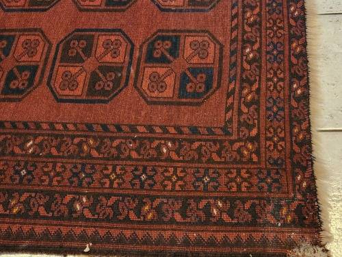 VINTAGE PURE WOOL HAND WOVEN MEDIUM-SIZED PERSIAN CARPET, MEASURING 1.95 X 1.34 METRE