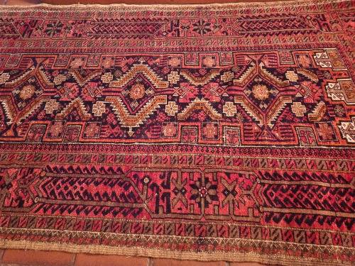 VINTAGE PURE WOOL, HAND WOVEN PERSIAN CARPET, MEASURING 1.90 METRE X 98 CM