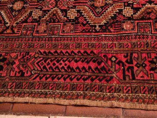 VINTAGE PURE WOOL, HAND WOVEN PERSIAN CARPET, MEASURING 1.90 METRE X 98 CM