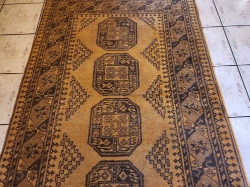 VINTAGE PURE WOOL, HAND WOVEN PERSIAN CARPET, MEASURING 1.92 X 1.08 METRE
