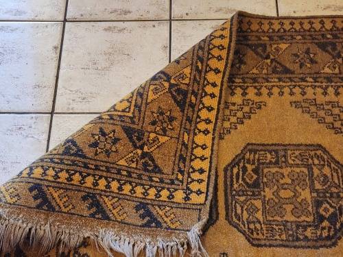 VINTAGE PURE WOOL, HAND WOVEN PERSIAN CARPET, MEASURING 1.92 X 1.08 METRE