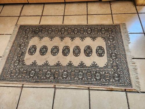 VINTAGE PURE WOOL, HAND WOVEN PERSIAN CARPET, MEASURING 1.46 METRE x 80 CM