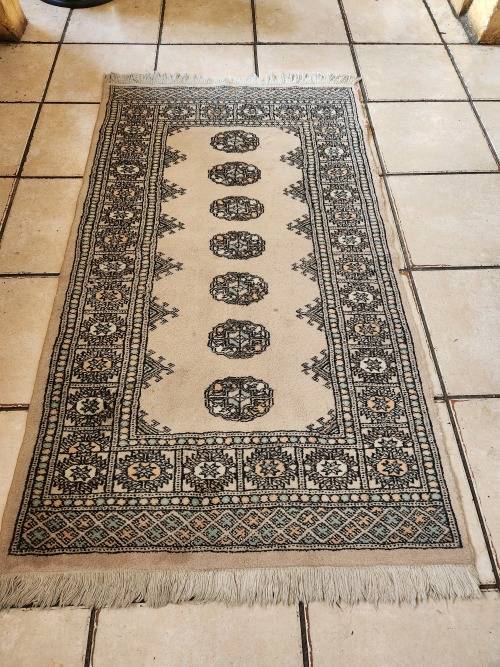 VINTAGE PURE WOOL, HAND WOVEN PERSIAN CARPET, MEASURING 1.46 METRE x 80 CM