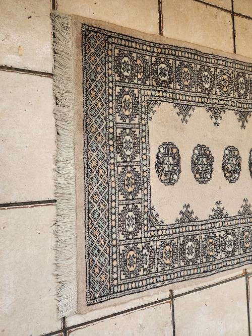 VINTAGE PURE WOOL, HAND WOVEN PERSIAN CARPET, MEASURING 1.46 METRE x 80 CM
