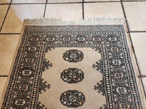 VINTAGE PURE WOOL, HAND WOVEN PERSIAN CARPET, MEASURING 1.46 METRE x 80 CM