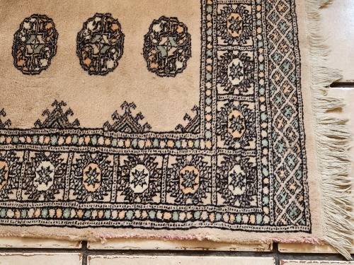 VINTAGE PURE WOOL, HAND WOVEN PERSIAN CARPET, MEASURING 1.46 METRE x 80 CM