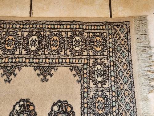 VINTAGE PURE WOOL, HAND WOVEN PERSIAN CARPET, MEASURING 1.46 METRE x 80 CM