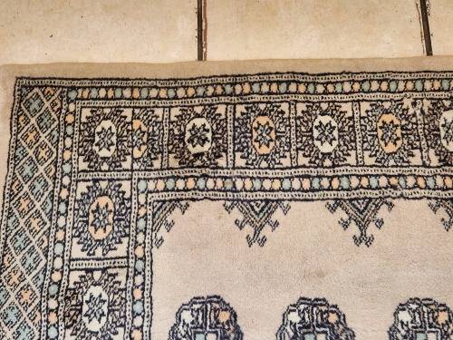 VINTAGE PURE WOOL, HAND WOVEN PERSIAN CARPET, MEASURING 1.46 METRE x 80 CM