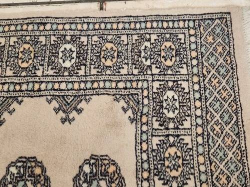 VINTAGE PURE WOOL, HAND WOVEN PERSIAN CARPET, MEASURING 1.46 METRE x 80 CM
