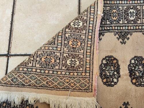 VINTAGE PURE WOOL, HAND WOVEN PERSIAN CARPET, MEASURING 1.46 METRE x 80 CM