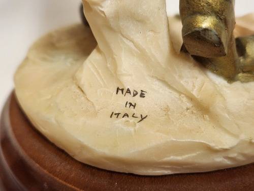 RARE VINTAGE CAPODIMONTE PORCELAIN FIGURINE ON A WOODEN PLINTH, MADE IN ITALY