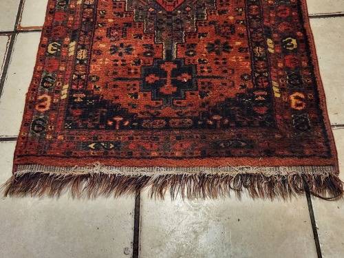 VINTAGE PURE WOOL, HAND WOVEN  PERSIAN CARPET, MEASURING 1.30 METRE X 66 CM