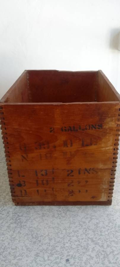 LATE ENTRY****VINTAGE JOHNNIE WALKER RED LABEL SCOTCH WHISKY WOODEN CRATE