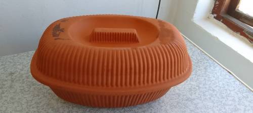 CLAY OVEN/ROASTING/BAKING DISH WITH LID IN PERFECT CONDITION