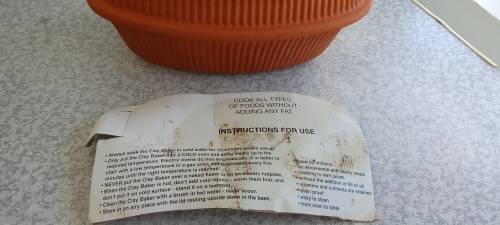 CLAY OVEN/ROASTING/BAKING DISH WITH LID IN PERFECT CONDITION