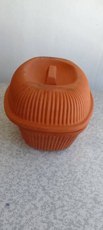 CLAY OVEN/ROASTING/BAKING DISH WITH LID IN PERFECT CONDITION