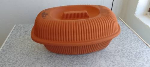 CLAY OVEN/ROASTING/BAKING DISH WITH LID IN PERFECT CONDITION