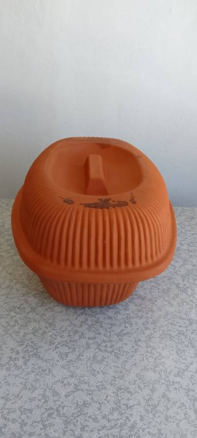 CLAY OVEN/ROASTING/BAKING DISH WITH LID IN PERFECT CONDITION