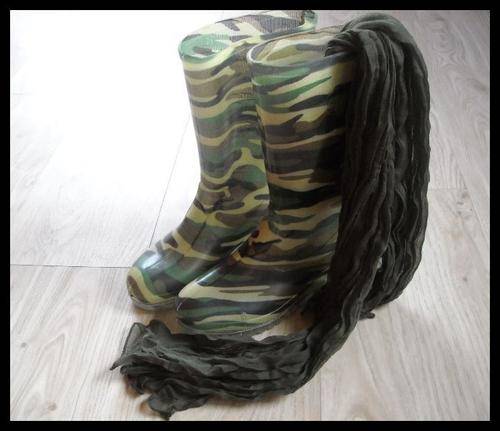 ***Ladies Gum boots + Scarf****