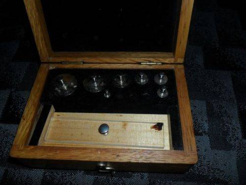 SET OF 7 ANALYTICAL WEIGHTS -UNSIGNED C 1870  UNSIGNED IN WOODEN BOX