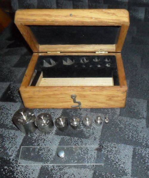 SET OF 7 ANALYTICAL WEIGHTS -UNSIGNED C 1870  UNSIGNED IN WOODEN BOX