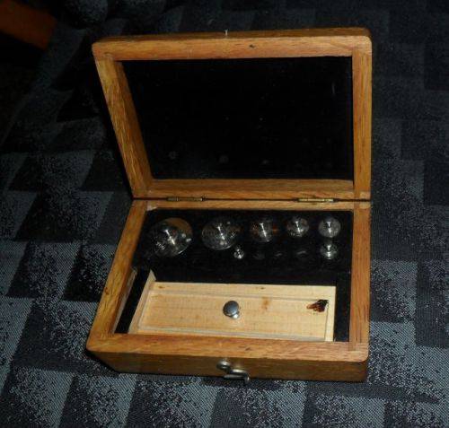 SET OF 7 ANALYTICAL WEIGHTS -UNSIGNED C 1870  UNSIGNED IN WOODEN BOX