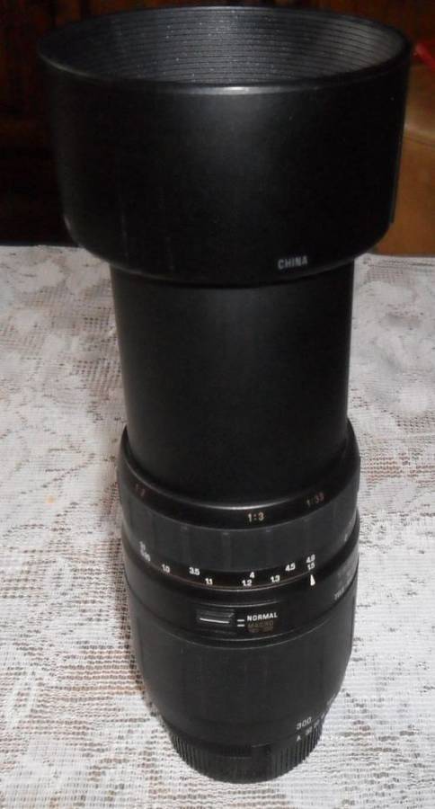 TAMRON AF 70-300MM 1;4-5.6 TELE-MACRO(1;2) LENS PLUS HOOD AND LENS CAPS
