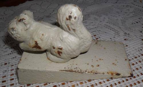 CAST IRON DOOR WEDGE - SQUIRREL