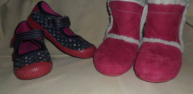 2 PAIRS GIRLS SHOES -1X WALKMATES SIZE 10 - BOOTS SIZE 9\10-ONE BID TAKES BOTH PAIRS