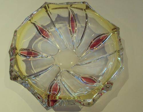 A STUNNING GLASS FRUIT BOWL
