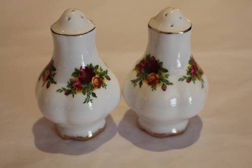 MINT CONDITION ROYAL ALBERT OLD COUNTRY ROSES CRUET SET