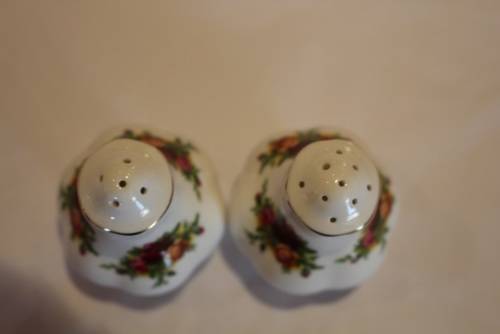 MINT CONDITION ROYAL ALBERT OLD COUNTRY ROSES CRUET SET