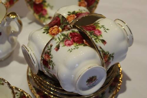 PRISTINE ROYAL ALBERT 23pc OLD COUNTRY ROSES TEA SET