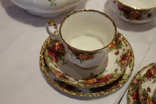 PRISTINE ROYAL ALBERT 23pc OLD COUNTRY ROSES TEA SET