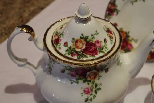 PRISTINE ROYAL ALBERT 23pc OLD COUNTRY ROSES TEA SET