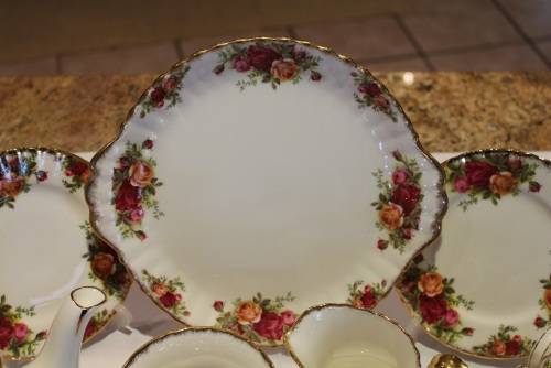 PRISTINE ROYAL ALBERT 23pc OLD COUNTRY ROSES TEA SET