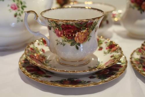 PRISTINE ROYAL ALBERT 23pc OLD COUNTRY ROSES TEA SET